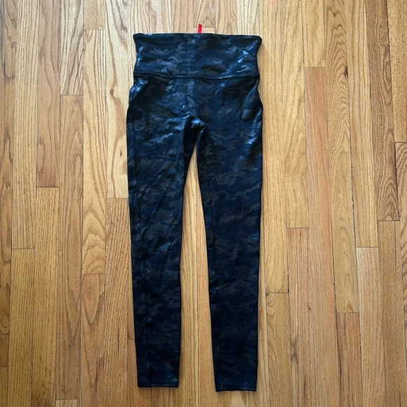 Spanx sz M black shiny camo shapewear leggings great pre owned condition - Picture 1 of 5